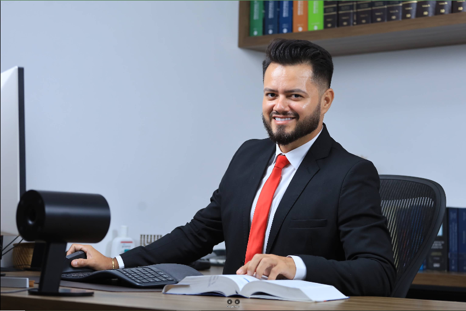 Dr. José Alex Bernardes, advogado trabalhista, trabalhando em processo