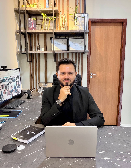 Dr. José Alex da Silva Bernardes, advogado em Parauapebas, em seu gabinete